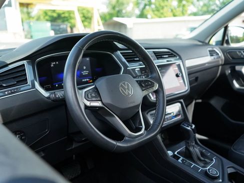 Used 2022 Volkswagen Tiguan SE w/ Panoramic Sunroof Package AWD/4WD image 6
