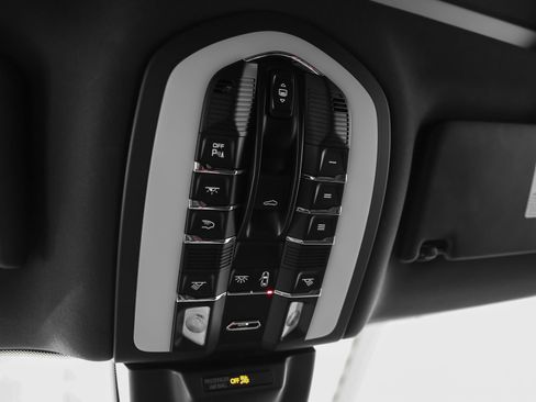 Certified 2025 Porsche Macan AWD/4WD image 35