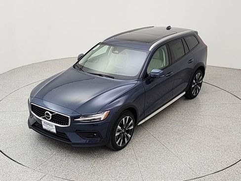 New 2026 Volvo V60 B5 Cross Country Ultra w/ Climate Package AWD/4WD image 13