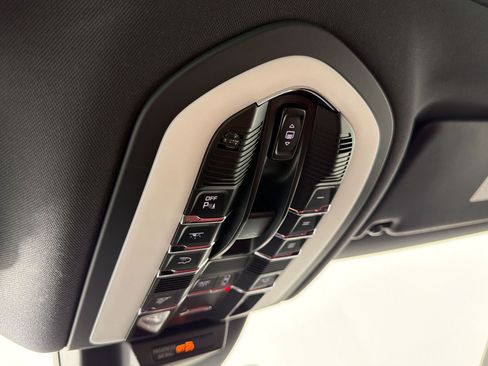 Certified 2025 Porsche Macan AWD/4WD image 20