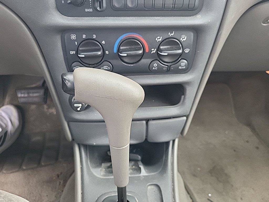 Used 1999 Chevrolet Malibu w/ Preferred Equipment Group 1 FWD image 16