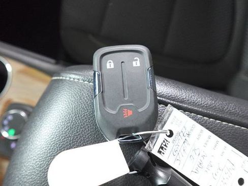 Used 2023 GMC Acadia SLE image 31