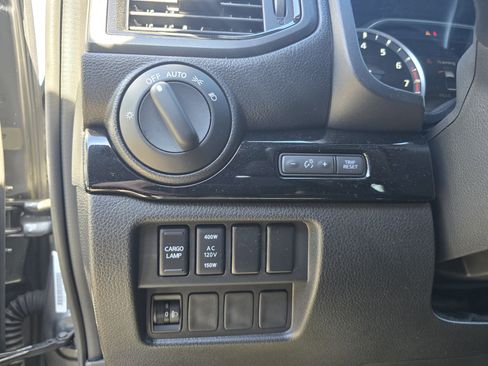 Used 2024 Nissan Titan SV w/ SV Convenience Package image 20