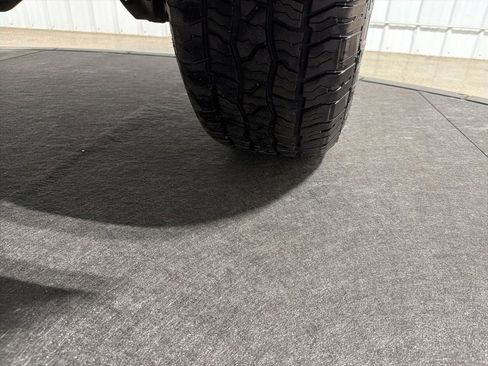 Used 2016 GMC Canyon SLE image 34