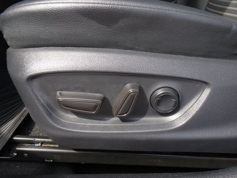 Used 2019 Toyota Camry SE FWD image 8