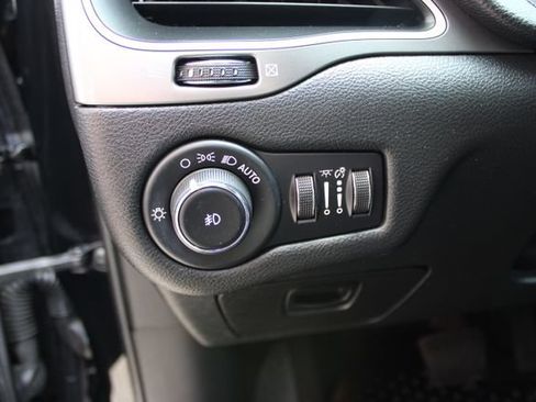 Used 2019 Jeep Cherokee Latitude Plus w/ Cold Weather Group AWD/4WD image 14