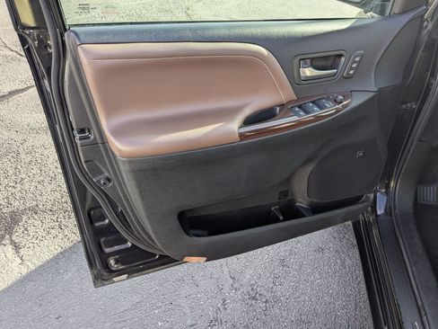 Used 2017 Toyota Sienna Limited Premium image 14