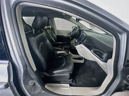 Used 2018 Chrysler Pacifica Touring-L FWD image 32