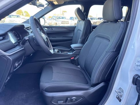 New 2025 Jeep Grand Cherokee L Laredo image 8