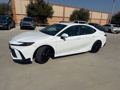 Used 2025 Toyota Camry SE image 7