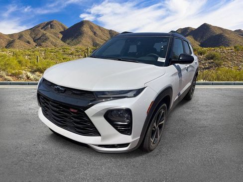 Used 2021 Chevrolet TrailBlazer RS w/ Technology Package FWD image 2
