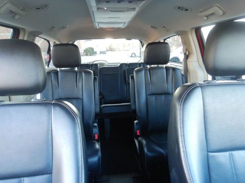 Used 2013 Chrysler Town & Country Touring-L image 20