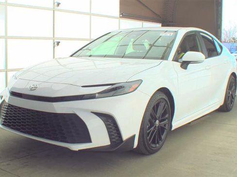 Used 2025 Toyota Camry SE w/ Convenience Package FWD image 2