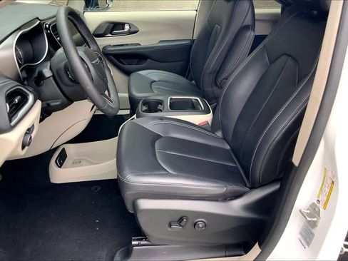 Used 2024 Chrysler Pacifica Limited FWD image 8