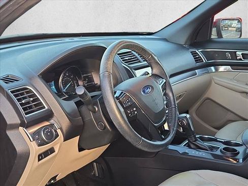 Used 2018 Ford Explorer Limited w/ Equipment Group 301A FWD image 9