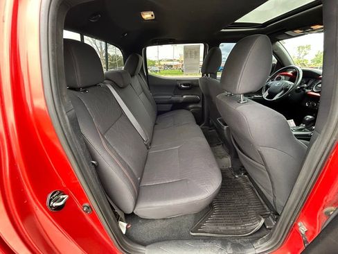 Used 2017 Toyota Tacoma TRD Off-Road AWD/4WD image 28