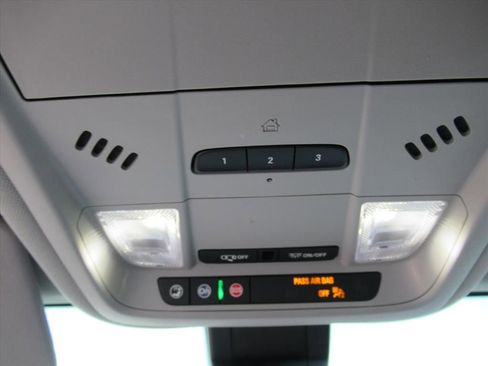 Used 2023 GMC Terrain SLT w/ Infotainment Package II FWD image 28