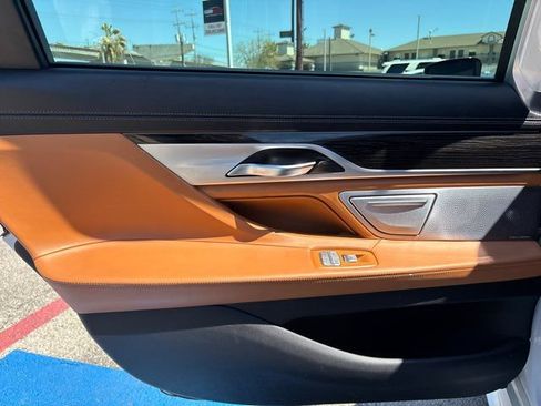 Used 2018 BMW 750i RWD image 21