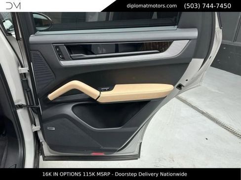 Used 2025 Porsche Cayenne E-Hybrid AWD/4WD image 28