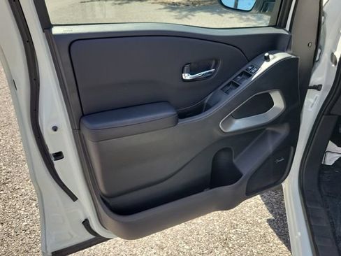 Used 2025 Nissan Frontier SV w/ SV Convenience Package RWD image 4