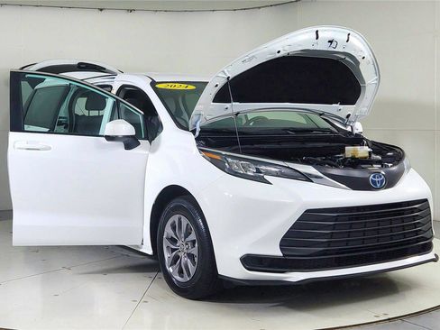 Used 2024 Toyota Sienna LE image 9