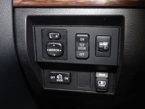 Used 2014 Toyota Tundra Limited w/ Limited Premium Package image 28