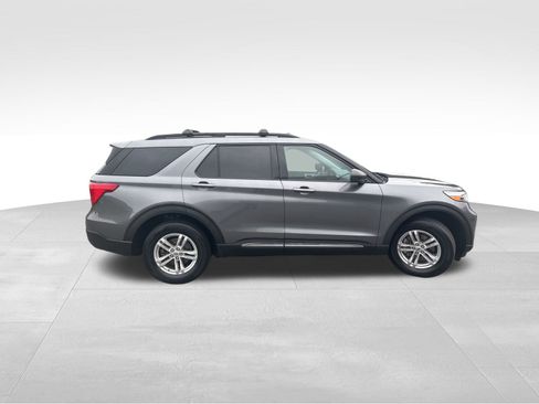 Used 2022 Ford Explorer XLT w/ Equipment Group 202A image 7