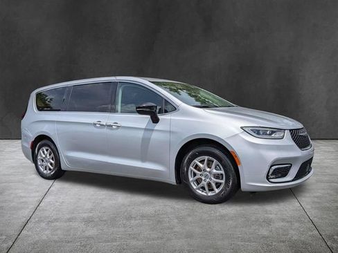 Used 2024 Chrysler Pacifica Touring-L FWD image 2