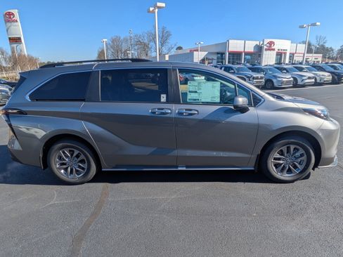 New 2026 Toyota Sienna XLE FWD image 3