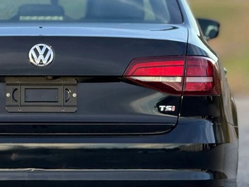 Used 2017 Volkswagen Jetta SE image 14