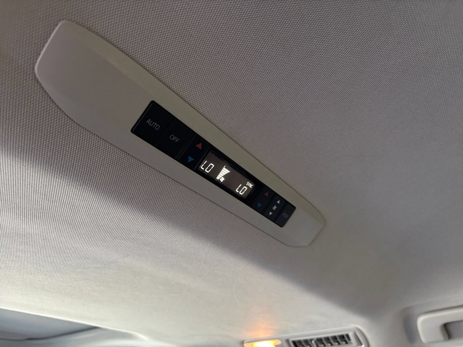 Used 2025 Toyota Sienna XLE FWD image 24