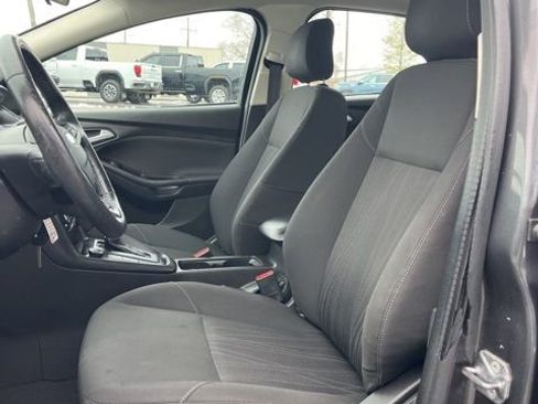 Used 2018 Ford Focus SE w/ SE Appearance Package image 33