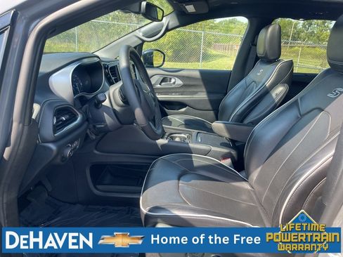 Used 2025 Chrysler Pacifica Limited FWD image 20
