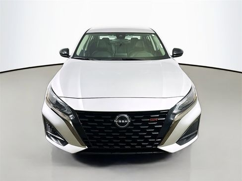 Used 2024 Nissan Altima 2.5 SR image 2