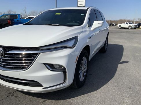 Used 2023 Buick Enclave Essence image 16