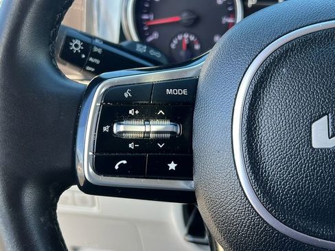 Used 2024 Kia Carnival EX image 28