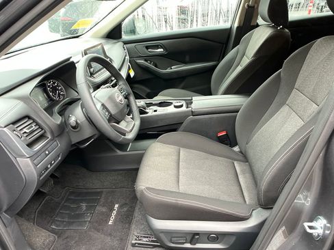 Used 2025 Nissan Rogue SV image 9