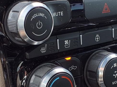 Used 2019 RAM 1500 Laramie w/ Sport Appearance Package AWD/4WD image 9