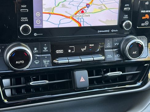 Used 2022 Toyota Highlander XLE FWD image 17