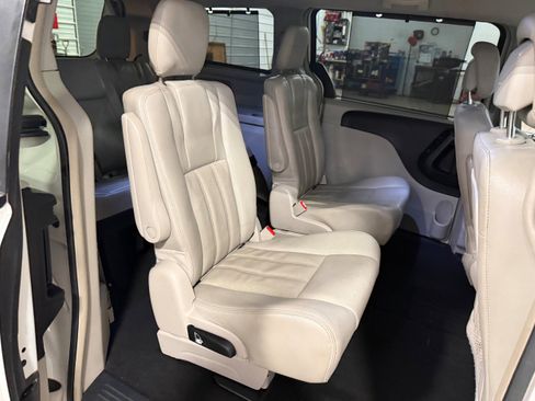 Used 2013 Chrysler Town & Country Touring-L w/ Driver Convenience Group image 12