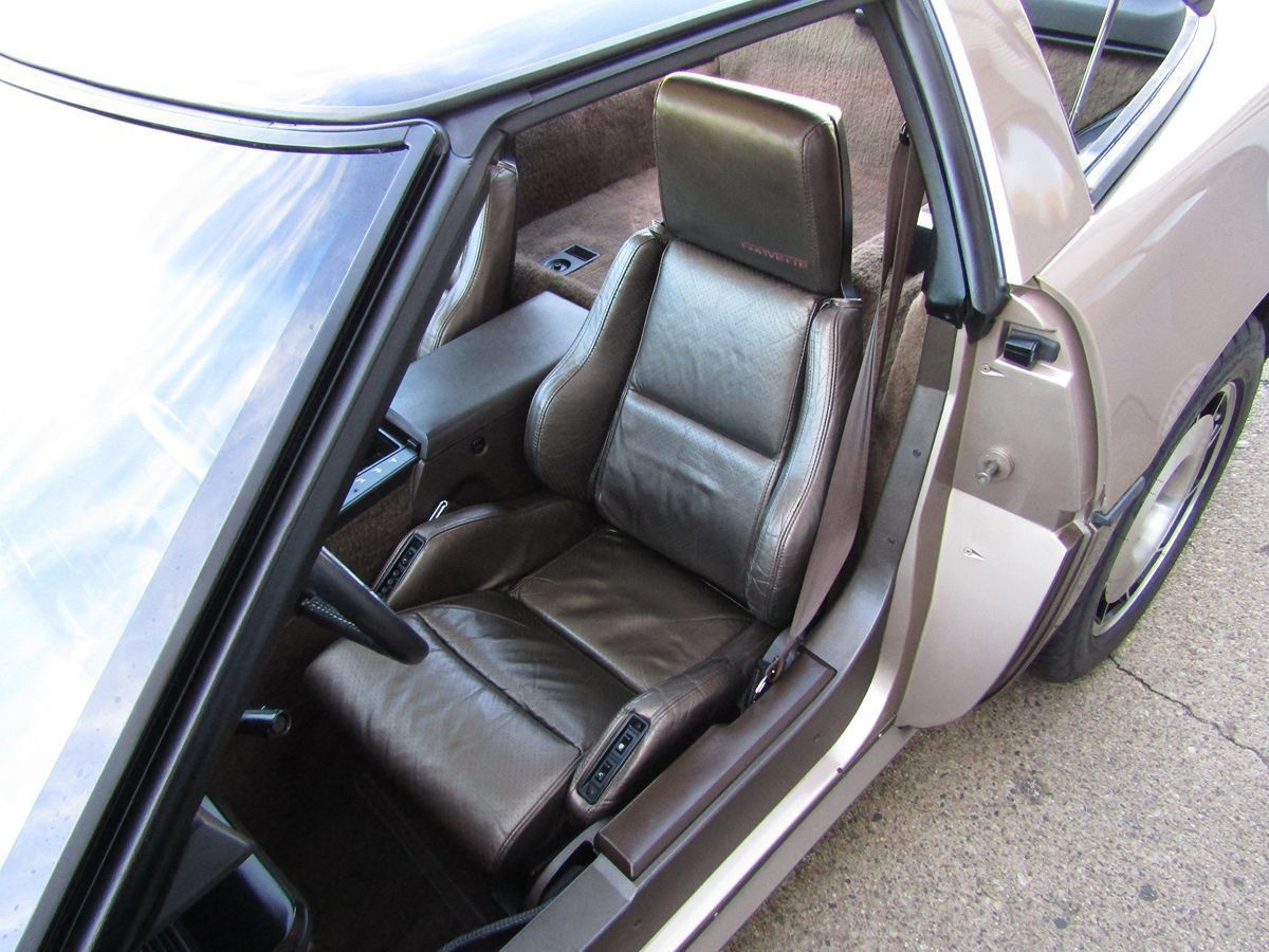 Used 1985 Chevrolet Corvette Coupe RWD image 30