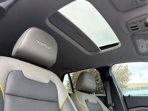 Used 2025 Chevrolet Trax ACTIV w/ Sunroof Package FWD image 20