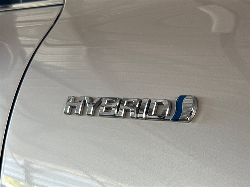 Used 2021 Toyota Venza LE w/ Carpet Mat Package (TMS) AWD/4WD image 19