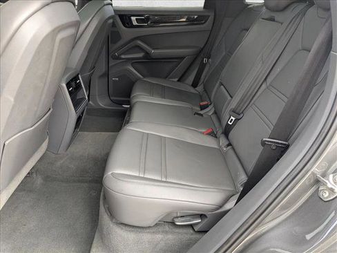 Used 2019 Porsche Cayenne E-Hybrid w/ Premium Package image 18