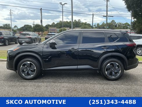 Used 2024 Nissan Rogue SV FWD image 2