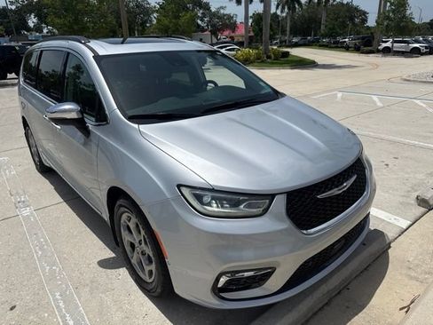 Used 2023 Chrysler Pacifica Limited w/ Uconnect Theater Family Group FWD image 4