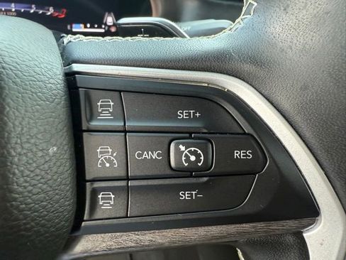 Used 2023 Jeep Grand Cherokee Limited w/ Black Appearance Package AWD/4WD image 32