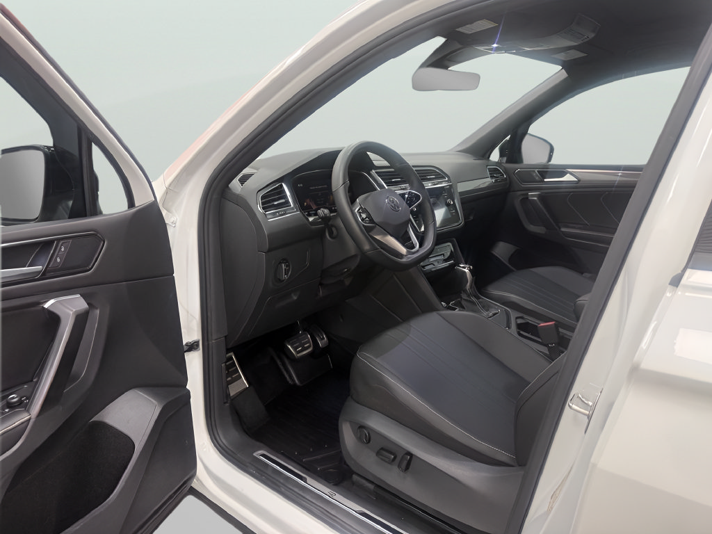 Used 2023 Volkswagen Tiguan SE R-Line FWD image 9