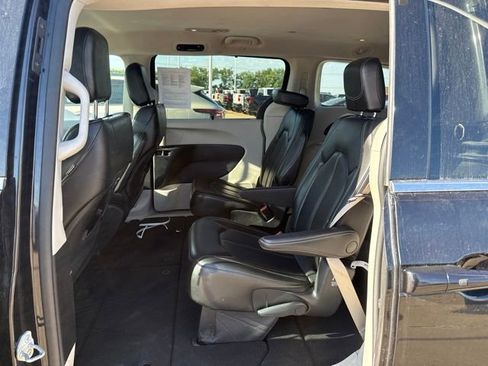 Used 2023 Chrysler Pacifica Touring-L FWD image 16