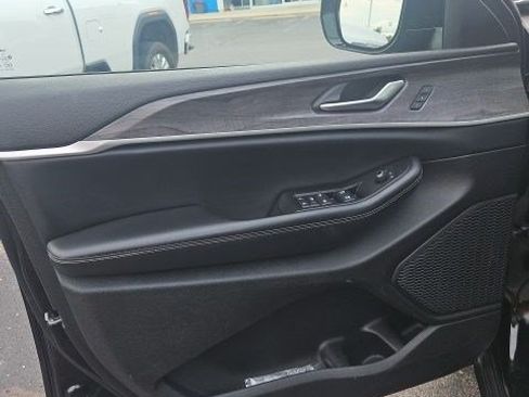 Used 2023 Jeep Grand Cherokee Limited AWD/4WD image 6